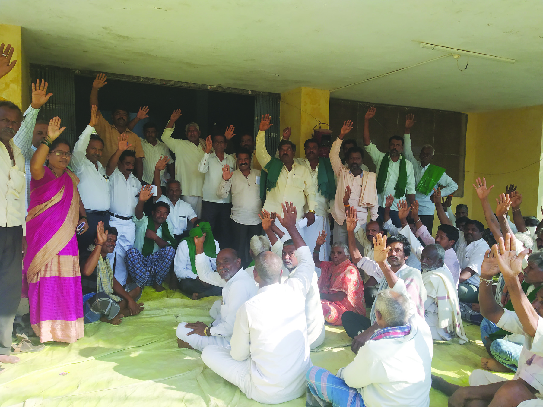 ಭೂ ಪರಿಹಾರ ಹಣ ವಿತರಿಸುವಂತೆ ಆಗ್ರಹಿಸಿ ರೈತರ ಧರಣಿ